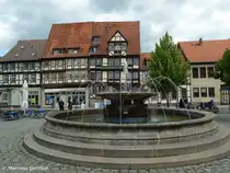 Hotel  Zur goldenen Sonne  im Steinweg/Ecke P�lkenstra�e durch den Brunnen (Quedlinburg, Landkreis Harz in Sachsen-Anhalt, Juni 2012)