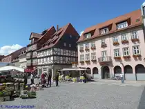 Wochenmarkt auf dem Marktplatz vor dem Rathaus (Quedlinburg, Landkreis Harz in Sachsen-Anhalt, Juni 2012)