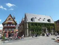 Caf�, Rathaus mit Roland vorne links an der Vorderfront und hinten die Marktkirche (Quedlinburg, Landkreis Harz in Sachsen-Anhalt, Juni 2012)