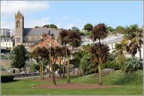 Torquay. St. John's the Apostle Kirche, davor die Parkanlagen an der Cary Parade. 29.05.2012