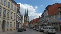 P�lkenstra�e mit St. Nikolai im Hintergrund (Quedlinburg, Landkreis Harz in Sachsen-Anhalt, Juni 2012)