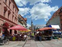 Wochenmarkt auf dem Marktplatz (Quedlinburg, Landkreis Harz in Sachsen-Anhalt, Juni 2012)