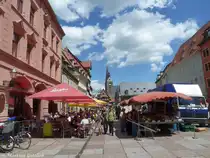 Wochenmarkt auf dem Marktplatz (Quedlinburg, Landkreis Harz in Sachsen-Anhalt, Juni 2012)