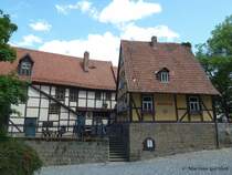 Gasthof  Schlokrug  an der Stiftskirche St. Servatius auf dem Schlossberg (Quedlinburg, Landkreis Harz in Sachsen-Anhalt, Juni 2012)