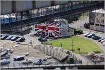 Die Union Inn in Saltash am Fu der Royal Albert Bridge fllt durch ihren Anstrich schon von Weitem auf. 30.05.2012