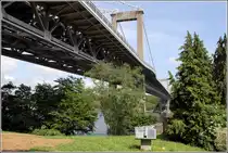 Die Tamar Bridge von Saltash aus betrachtet. Sie ist eine 565 m lange H�ngebr�cke f�r den Stra�enverkehr. Die Spannweite zwischen den beiden Br�ckenpfeilern betr�gt 336 m, die Durchfahrtsh�he 33,5 m. 30.05.2012