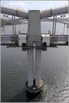 Der Mittelpfeiler der Royal Albert Bridge �ber den Tamar zwischen Plymouth in Devon (im Hintergrund) und Saltash in Cornwall. 30.05.2012