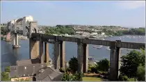 Die Royal Albert Bridge �ber den Tamar zwischen Plymouth in Devon (im Hintergrund) und Saltash in Cornwall am 30.05.2012. Sie wurde in den Jahren 1854 bis 1859 erbaut. Entworfen hat die Br�cke Isambard Kingdom Brunel, dessen Name an beiden Seiten an den Br�ckenportalen angebracht wurde. Die Br�cke hat �brigens ihre eigene website: http://www.royalalbertbridge.co.uk/