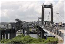Die beiden Brcken ber den Tamar verbinden Devon (Plymouth) und Cornwall (Saltash, im Hintergrund). Links ist die 1859 fertiggestellte Royal Albert Bridge zu sehen, ber die der Eisenbahnverkehr luft. Rechts ist die 1961 fertiggestellte Tamar-Bridge fr den Straenverkehr m Bild. 30.05.2012