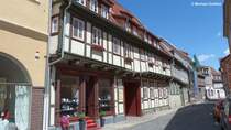 Fachwerkhuser an der  Hohe Strae  - man beachte die kurvigen Geschosse in den Husern (Quedlinburg, Landkreis Harz in Sachsen-Anhalt, Juni 2012)