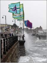Penzance. Am 02.06.2012 trieb ein Sturm die Wellen gegen die Ufermauer der Strandpromenade.