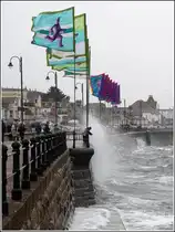 Penzance. Am 02.06.2012 trieb ein Sturm die Wellen gegen die Ufermauer der Strandpromenade.