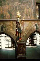 Basel, Rathaushof, Figur des Munatius Plancus mit Wandbildern (1999)