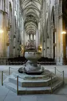 Halberstadt, Blick �ber den romanischen Taufstein in das  hochgotische Langschiff des Domes, Mai 2012
