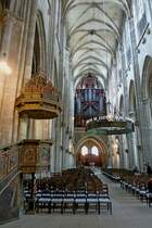 Halberstadt, das Langschiff des Domes mit Kanzel, bronzenem Radleuchter und Orgel, Mai 2012 