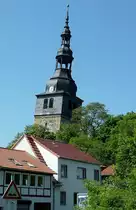 Bad Frankenhausen, das Wahrzeichen der Stadt ist dieser schiefe Kirchturm der im 14.Jahrhundert erbauten Oberkirche, der Turm begann sich nachweislich ab 1650 zu neigen, ist heute der zweitschiefeste Turm in Deutschland, Mai 2012