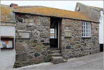 St. Ives. Die St. Leonard's Chapel am Beginn der Hafenpier wird traditionell von den Fischern genutzt. 02.06.2012
