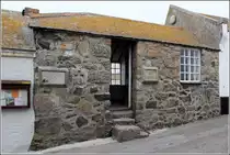 St. Ives. Die St. Leonard's Chapel am Beginn der Hafenpier wird traditionell von den Fischern genutzt. 02.06.2012