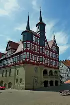 Duderstadt, das Rathaus, eines der sch�nsten und �ltesten Rath�user in Deutschland, erste Geb�udeteile von 1302, das Fachwerk wurde 1532 aufgesetzt, Mai 2012