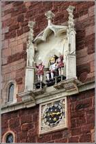 Exeter. Am Turm der St. Mary Steps Kirche wurde 1619-1621 diese Uhr mit dem Namen Matthew the Miller angebracht. Die Figuren sollen Henry VIII. und zwei Wachen darstellen. 03.06.2012
