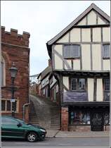 Exeter. Bei diesem Bild wird deutlich, woher die St. Mary Steps Kirche (linkss im Bild) ihren Namen hat. 03.06.2012