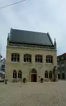 Halberstadt, das Rathaus ist ein Neubau aus den Jahren 1996-98, mit der nachgestalteten Westfassade des Vorg�ngerbaues aus dem 19.Jahrhundert, Mai 2012