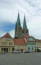 Quedlinburg, die evangelische Pfarrkirche St.Nikolai, der dreischiffige gotische Bau wurde 1222 erstmals erwhnt, die beiden weithin sichtbaren Trme sind 72m hoch, gehrt wie die gesamte Altstadt seit 1994 zum UNESCO-Welterbe, Mai 2012  