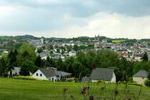 Schleiz, Blick auf die 9000 Einwohner zhlende Stadt, bekannt geworden durch die lteste Naturrennstrecke fr den Motorsport in Deutschland, das  Schleizer Dreieck , eingeweiht 1923, Mai 2012 