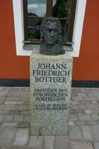 Schleiz, Denkmal fr Johann Friedrich Bttger, Erfinder des europischen Porzellans der 1682 in der Stadt geboren wurde, Mai 2012