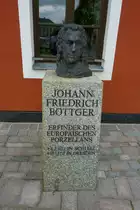 Schleiz, Denkmal f�r Johann Friedrich B�ttger, Erfinder des europ�ischen Porzellans der 1682 in der Stadt geboren wurde, Mai 2012