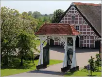 Ein Obsthof in L�he mit einer der f�r das Alte Land typischen Prunkpforte. 23.05.2012