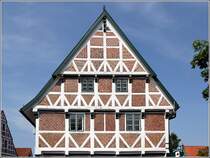 Der Giebel der Bcherei von Jork ist ein schnes Beispiel fr das im Alten Land weit verbreitete Buntmauer-Fachwerk. 23.05.2012