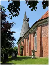 Die St. Martini-Kirche in Estebr�gge verf�gt �ber einen gedrehten Turm. 23.05.2012