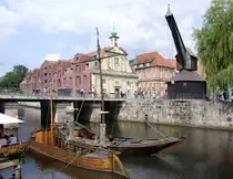 Blick von Am Stintmarkt auf Ilmenau-Ewer, den Alten Kran und das Hotel  Altes Kaufhaus ; L�neburg, 10.07.2012
