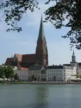 Blick �ber den Pfaffenteich zur Innenstadt mit dem Dom und der Hauptpost, Schwerin [15.08.2009]