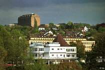 Bick ber die Ruhr nach Sdosten auf den  Wasserbahnhof  (3. Mai 1992). Auf der Hhe liegt der Komplex der Max-Planck-Institute fr Kohlenforschung und fr Strahlenchemie.