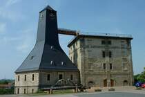 Bad Drrenberg, links der Borlachturm von 1764, rechts der Witzlebenturm von 1811-16, beide dienten zum Hochpumpen der Sole aus ber 220m Tiefe und zur Speisung des Gradierwerkes, heute Museum, Mai 2012