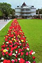 Das Restaurant  Wasserbahnhof  auf der Schleuseninsel ist ein Wahrzeichen von Mlheim (6. Mai 1992). Hier legen die Schiffe der Mlheimer  Weien Flotte  zur Fahrt ruhraufwrts nach Kettwig ab.
