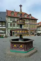 Wernigerode, der Wohlt�terbrunnen steht seit 1848 auf dem Marktplatz, gefertigt aus Eisengu� im neugotischen Stil, Mai 2012
