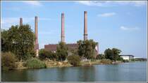 Das ehemalige Kraftwerk des VW-Werkes mit seinen ber 100 m hohen Schornsteinen. Heute wird ein Teil des ehemaligen Kraftwerks fr Veranstaltungen genutzt. Aufnahmedatum: 29.09.2006