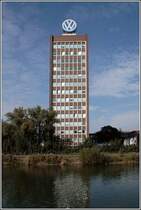 Wolfsburg wird zu einem groen Teil vom VW-Werk geprgt. Hier das Verwaltungsgebude vom Mittellandkanal aus fotografiert. Diese Schmalseite ist der Stadt zugewandt. Aufnahmedatum: 29.09.2006