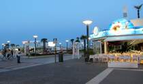 Die italienische Stadt Riccione an der Adriakste bei Rimini ist geprgt von vielen Cafes, Bars und Restaurants.(7.6.2012)