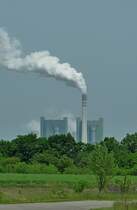 Schkopau, das 1995-96 neu erbaute Braunkohlenkraftwerk in Sichtweite von Merseburg, besitzt zwei Kraftwerksblcke und einen 200m hohen Schornstein, Mai 2012