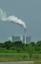 Schkopau, das 1995-96 neu erbaute Braunkohlenkraftwerk in Sichtweite von Merseburg, besitzt zwei Kraftwerksbl�cke und einen 200m hohen Schornstein, Mai 2012