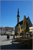 Der Rathausplatz mit einem der Wahrzeichen der Stadt,dem zweistckigem Rathaus.
Das Rathaus wurde 1322 erstmals erwhnt. Der Turm ist 64 Meter hoch und bietet nach vielem Treppen steigen eine etwas enge, aber wunderbare Aussicht ber die Stadt Tallinn.
(01.05.2012) 