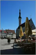 Der Rathausplatz mit einem der Wahrzeichen der Stadt,dem zweist�ckigem Rathaus.
Das Rathaus wurde 1322 erstmals erw�hnt. Der Turm ist 64 Meter hoch und bietet nach vielem Treppen steigen eine etwas enge, aber wunderbare Aussicht �ber die Stadt Tallinn.
(01.05.2012) 