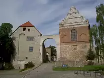 Wolmirstedt, Schloss und Schlosskirche, erbaut ab 1009, ab 1342 Residenz der 
Magdeburger Erzbisch�fe, bis Ende des 20. Jahrhunderts Amtsgericht (08.07.2012)