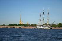 Blick ber die Newa in Sankt Petersburg. Im Hintergrund ist die Peter-und-Paul-Kathedrale zu sehen. Aufnahme vom 25.05.2009.