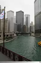 Blick auf den Chicago River, welcher sich durch die H�userschluchten in Chicago schl�ngelt. Die Aufnahme entstand am regnerischen 14. September 2011.
