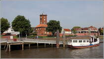 Hinter dem Anleger in Brake ist der Turm des optischen Telegraphen zu sehen, der von 1846 bis 1852 in Betrieb war. Heute ist hier das Schifffahrtsmuseum untergebracht. Die kleine Personenfhre GUNTSIET betreibt den Verkehr zur Weserinsel Harriersand. 01.08.2012